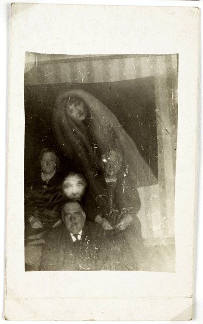 Phénomène paranormal : portrait de trois vieilles personnes, l