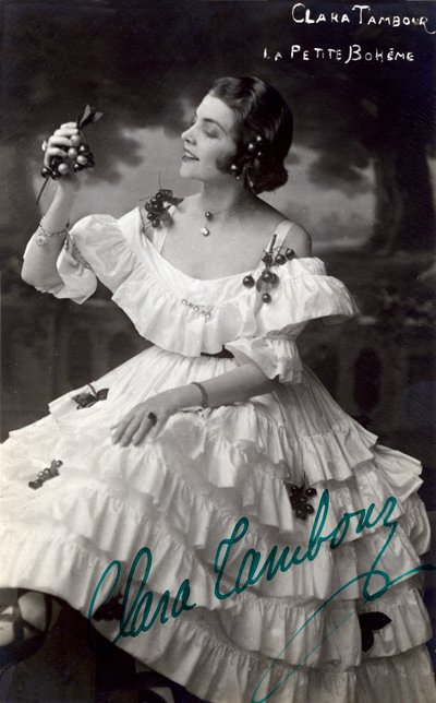 Portrait de Clara Drum dans la pièce "Little Bohemia" - . .