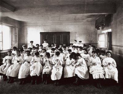 École professionnelle pour femmes, à Florence : une leçon de broderie - Henry Charles Fehr