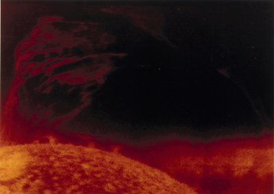 Éruption solaire vue en lumière hélium 3, photographiée depuis Skylab - Henry Charles Fehr