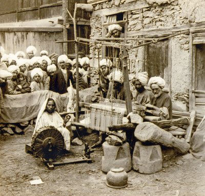 Filage et tissage de châles en laine, Srinagar, Cachemire, Inde vers 1901 (photo) - Frederick (attr. to) Barnard
