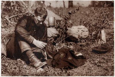 Vagabond réparant ses vêtements. 1929 (impression) - . .