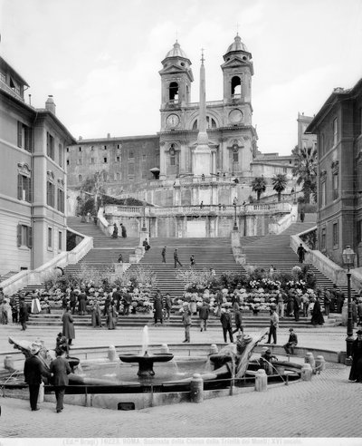 Vue de la Piazza di Spagna : au premier plan se trouve la Fontana della Barcaccia, au-delà de l