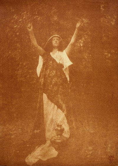 Femme avec un vase, c 1906 - John Pardon
