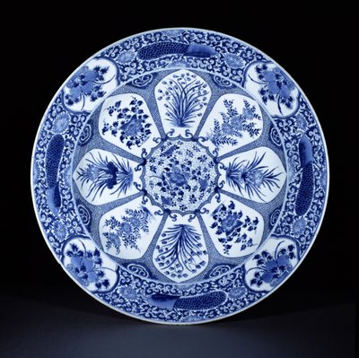 Assiette bleue et blanche, période Kangxi, c.1700 (porcelaine) - Chinese School