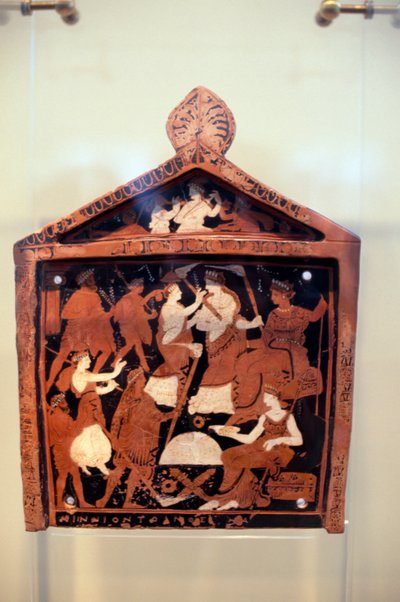 Tablette de Ninnion, ex-voto représentant Iacchus menant une procession devant Déméter et Perséphone, vers 370 av. J.-C., trouvé dans le sanctuaire d