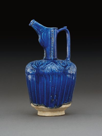 Aiguière en céramique moulée monochrome bleu cobalt de Nishapur, Iran oriental - School Iranian