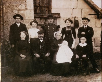 Famille paysanne de la Sarthe lors d&39;un baptême, fin du 19ème siècle - French Photographer