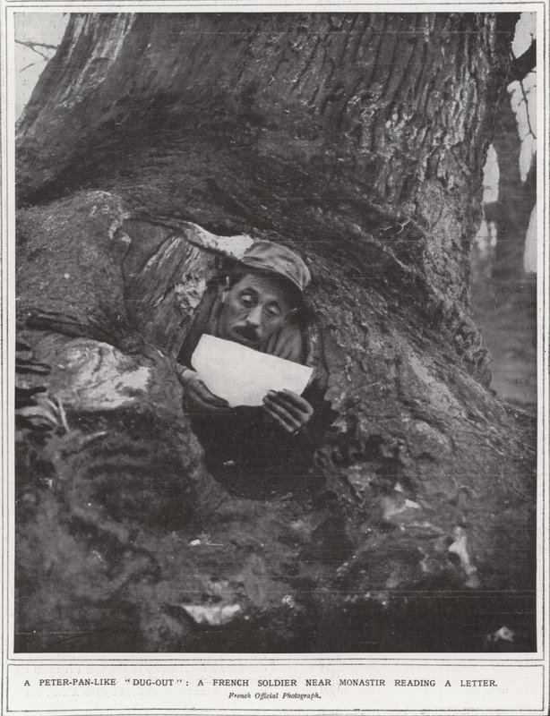 Un soldat français près de Monastir lisant une lettre - (after) English photographer