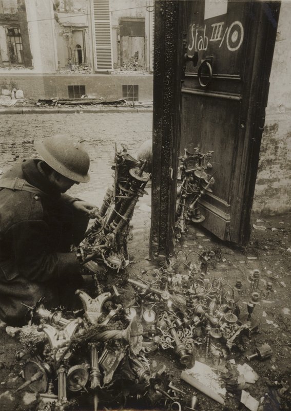 Cambrai, chandeliers attachés en fagots, prêts pour le retrait par les Allemands, mais laissés derrière - (after) English photographer
