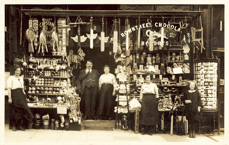 Magasin général, peut-être dans une station balnéaire - (after) English photographer