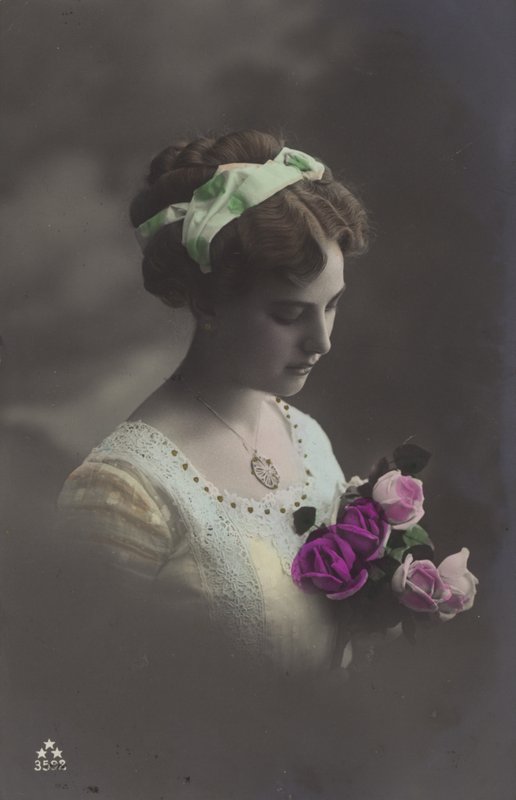 Fille regardant dans un bouquet de roses (photo en couleur) - (after) English photographer