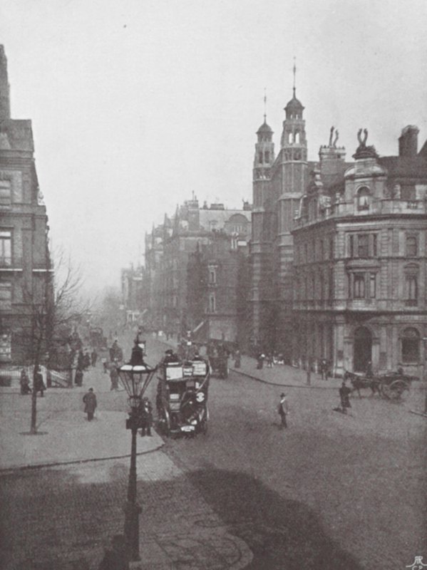 Sloane Square et rue, et église Holy Trinity - (after) English photographer