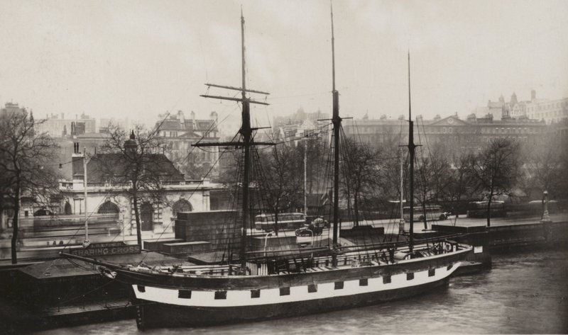 Le navire ami, Charing Cross Pier (photo n/b) - (after) English photographer