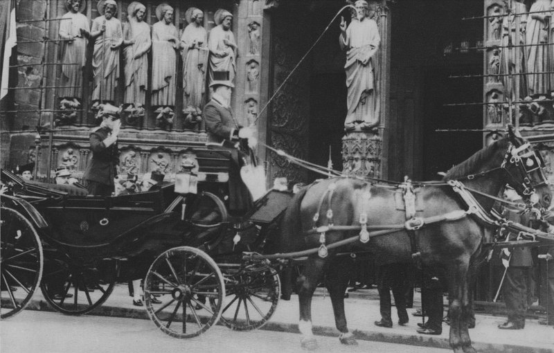 Alphonse XIII à Notre-Dame - (after) French Photographer