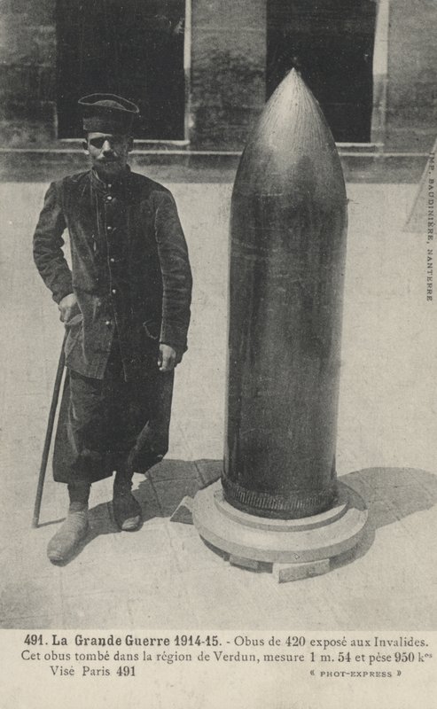 Bombe de la Première Guerre mondiale et soldat blessé - French Photographer
