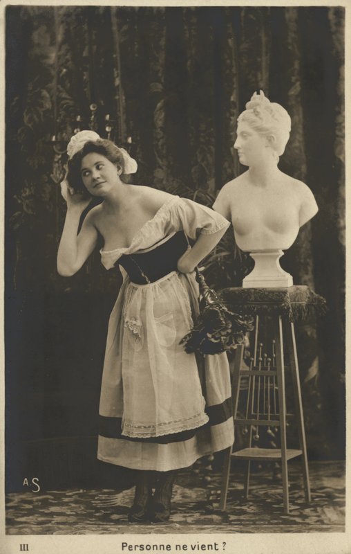 Femme de chambre française dépoussiérant un buste - French Photographer