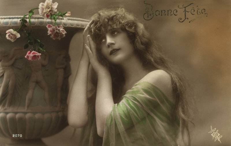 Fille avec une urne classique - French Photographer