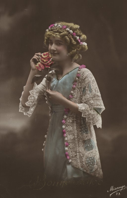 Fille avec des fleurs - French Photographer