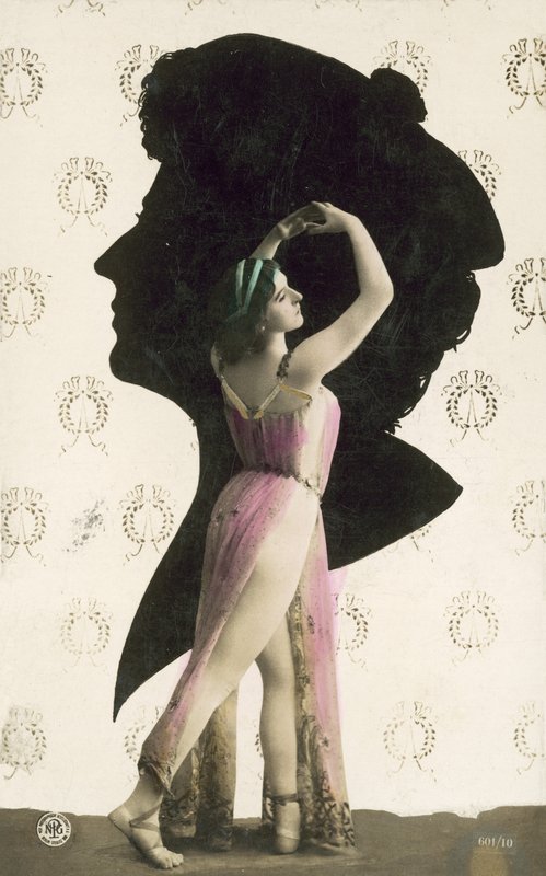 Fille avec des jambes frappantes et exposées, avec une tête en silhouette derrière - French Photographer