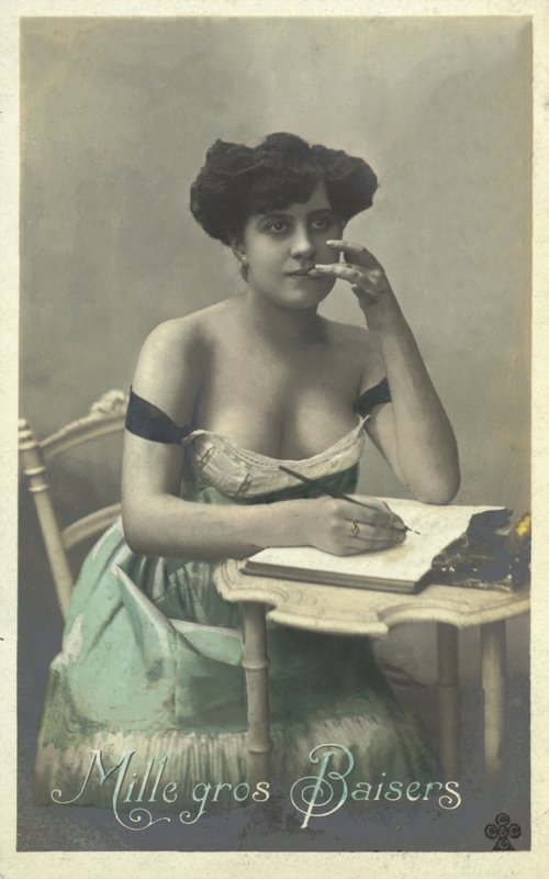 Fille écrivant une lettre - French Photographer