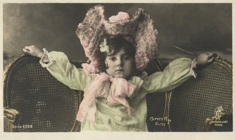 Petite fille avec un grand chapeau - French Photographer