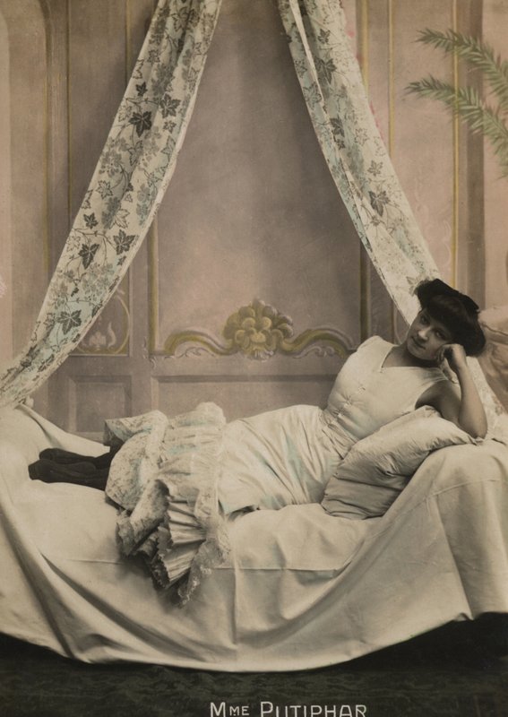 Fille allongée - French Photographer