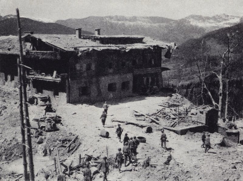 Troupes américaines et françaises inspectant les ruines de la retraite du chef nazi Adolf Hitler à Berchtesgaden dans les Alpes bavaroises, Seconde Guerre mondiale, mai 1945 (photo n/b) - American Photographer (after)