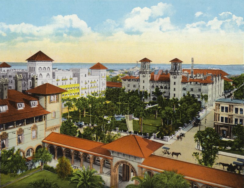Vue aérienne des hôtels Alcazar et Cordova depuis le Ponce de Leon, St Augustine, Floride - American Photographer (after)