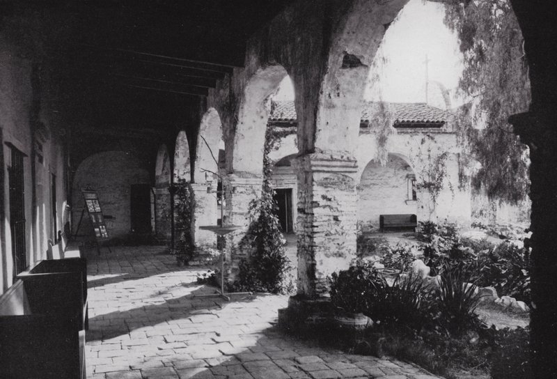 Californie : Mission San Juan Capistrano, fondée en 1776, au sud de Los Angeles - American Photographer (after)