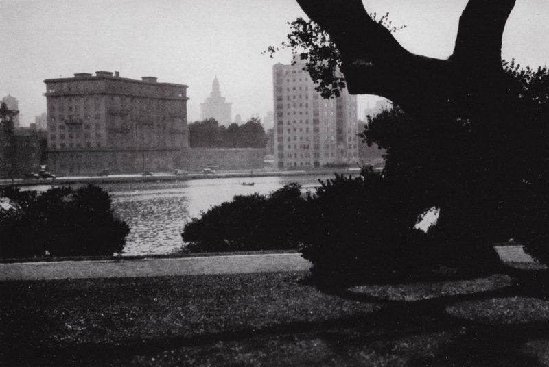 Californie : Oakland, Lake Merritt, au cœur de la ville, entouré de grands bâtiments et de nombreuses belles maisons - American Photographer (after)