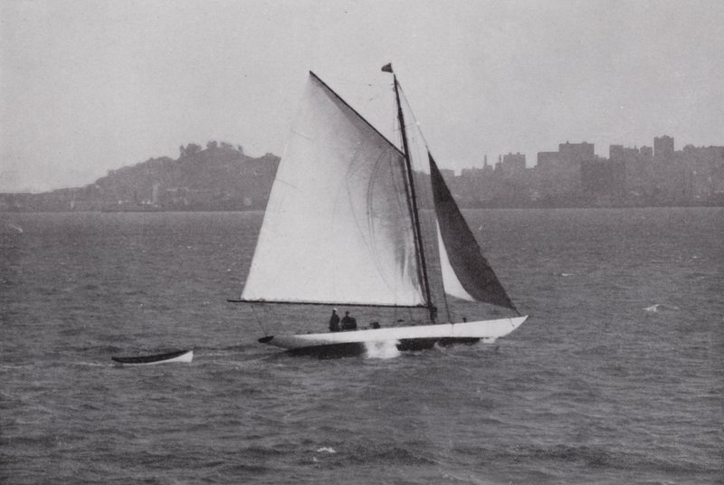 Californie : Baie de San Francisco, avec la silhouette de Telegraph Hill et Russian Hill en arrière-plan - American Photographer (after)