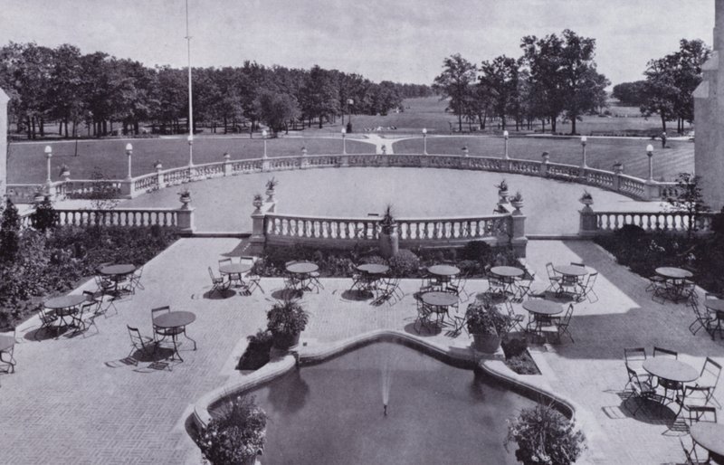 Chicago : Cour du Jardin, Olympia Fields Golf Club - American Photographer (after)