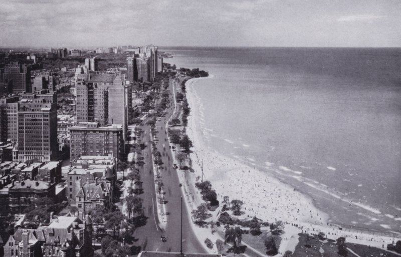 Chicago : Sheridan Road et Oak Street Beach, vue vers le nord depuis l