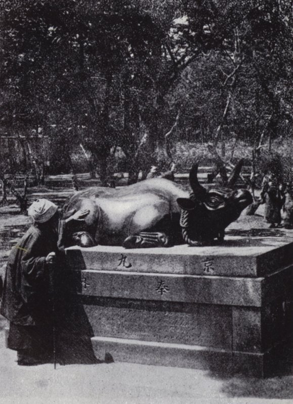 Femme dévote caressant un taureau en bronze - American Photographer (after)