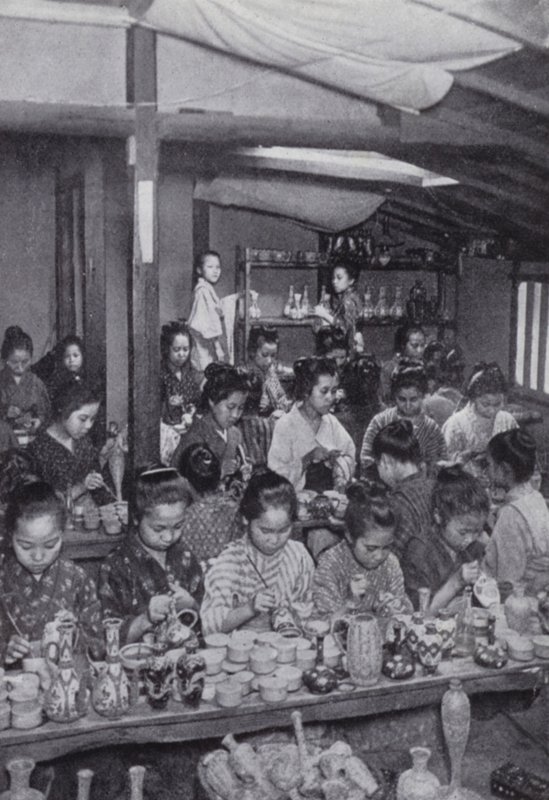 Filles décorant de la poterie bon marché - American Photographer (after)