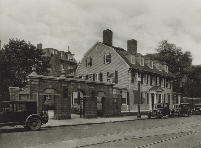 Université de Harvard : Porte de la promotion de 1857, Maison Wadsworth (photo n/b) - American Photographer (after)
