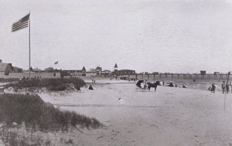 Old Orchard Beach, Maine : Scène de plage - American Photographer (after)