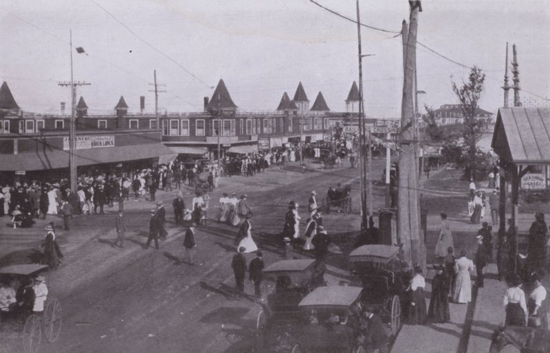 Old Orchard Beach, Maine : Scène près de la gare - American Photographer (after)