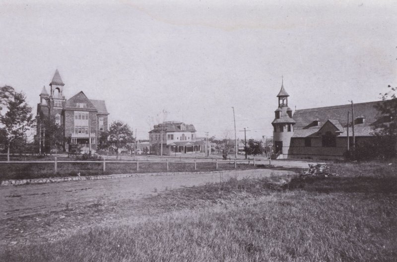 Old Orchard Beach, Maine : Hôtel de ville et bibliothèque publique ; Bureau de poste ; Église catholique St Margaret - American Photographer (after)