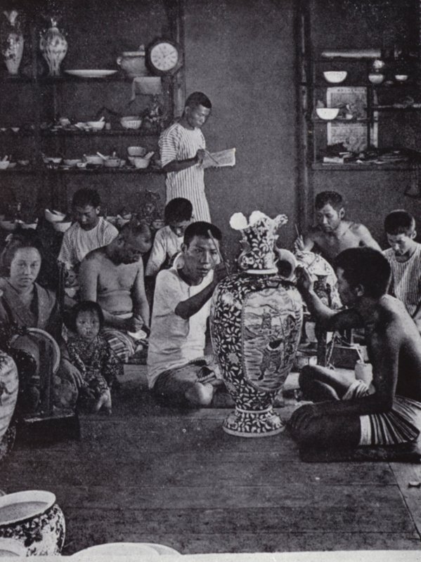 Décorateurs de porcelaine au travail, dans les célèbres ateliers Kinkosan à Awata, Kyoto - American Photographer (after)