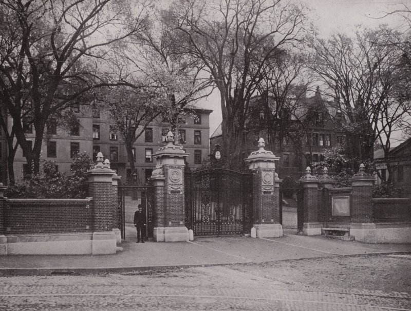 Providence, Rhode Island : Van Wickle Gate, Université Brown - American Photographer (after)