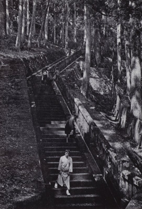 Les escaliers menant à la tombe du Shogun Ieyasu - American Photographer (after)