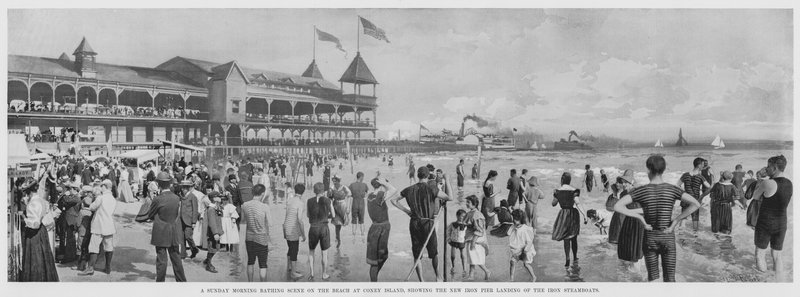 Scène de baignade un dimanche matin sur la plage de Coney Island, montrant le nouveau débarcadère en fer des bateaux à vapeur en fer - American Photographer