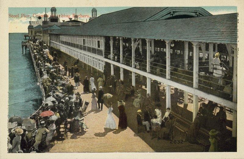 Atlantic City, NJ : Steel Pier, foule observant les baigneurs (photo couleur) - American Photographer