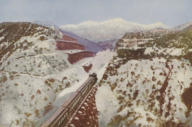 Cajon Pass, au sommet de la chaîne côtière, Californie (photo couleur) - American Photographer
