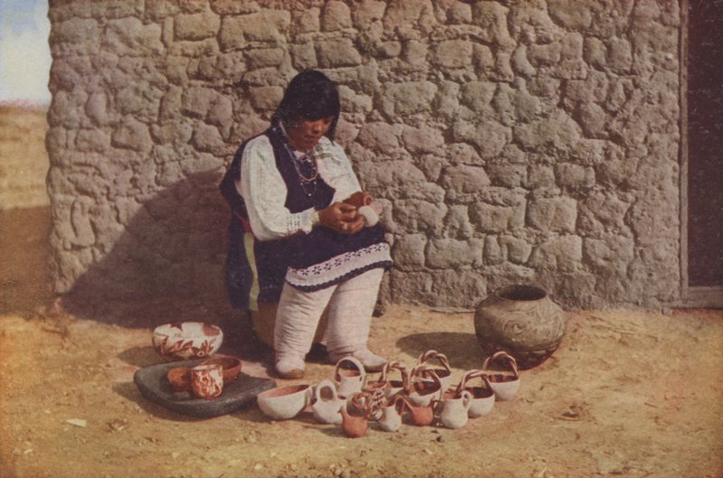 Décoration de poteries, Pueblo of Isleta, Nouveau Mexique (photo en couleur) - American Photographer