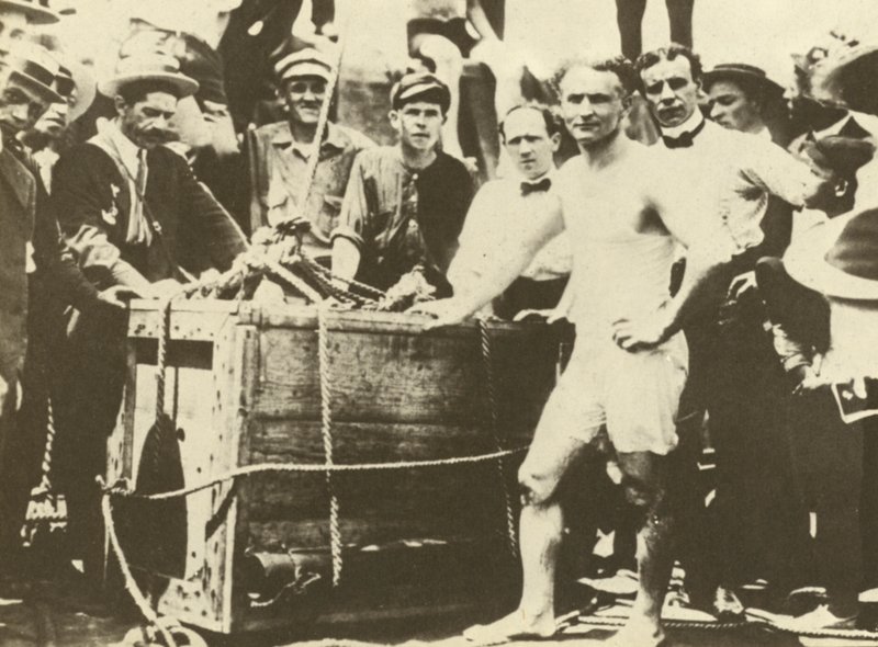 Harry Houdini descendu dans la rivière Détroit recouverte de glace en 1907 (photo n/b) - American Photographer