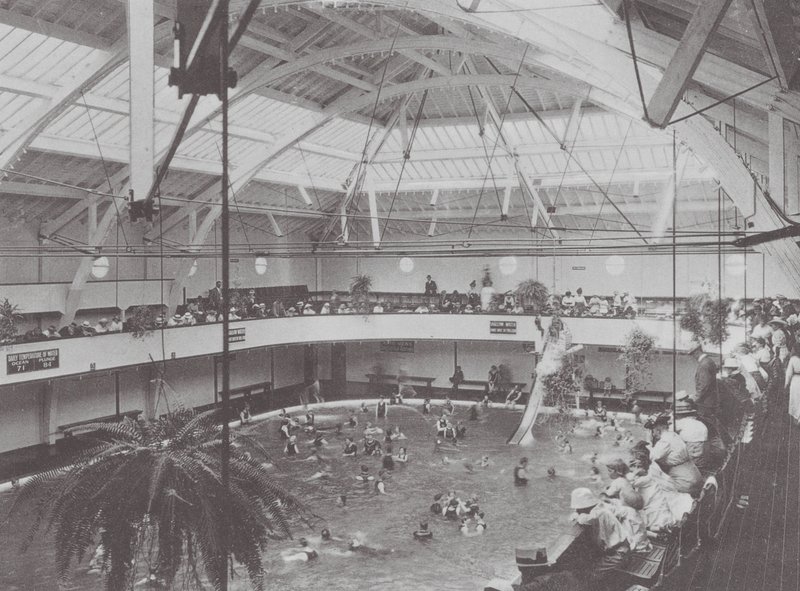 Long Beach, Californie : Intérieur de la maison des bains (photo n/b) - American Photographer