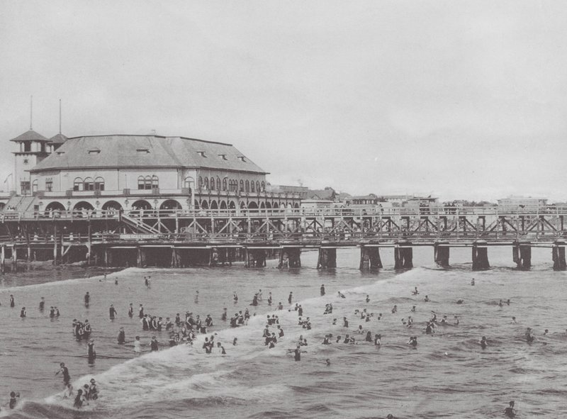 Long Beach, Californie : Auditorium municipal et scène de baignade (photo n/b) - American Photographer